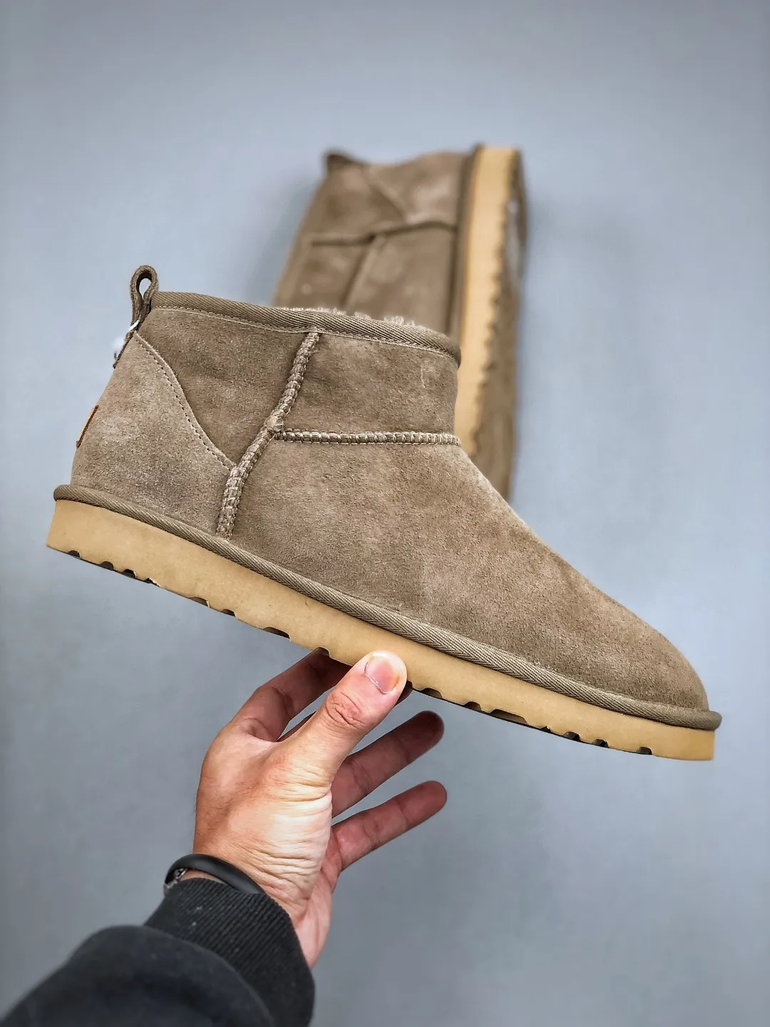 Local self-pickup 💰520 supports store placement. The top version on the market. UGG Mini thin-soled black short tube 1.5cm popular style. Produced by a major foreign trade factory in Guangzhou. Real sheep fur from toe to insole. Independent outer box packaging. Chip. Waterproof process. Different from any version on the market. 3cm thick sole, independently developed outsole, cashmere insole, keeping warm in winter, suitable for home use. In the new year, uug has launched a style series, which is partially geared towards the preferences of young consumers. It has also moved to the forefront of fashion trends. Shoe body material, water-repellent coated suede upper, 17mm UGGPURE™ implanted wool insole, lightweight non-slip and comfortable rubber outsole, with brand LOGO, and full packaging. Size: 35-44